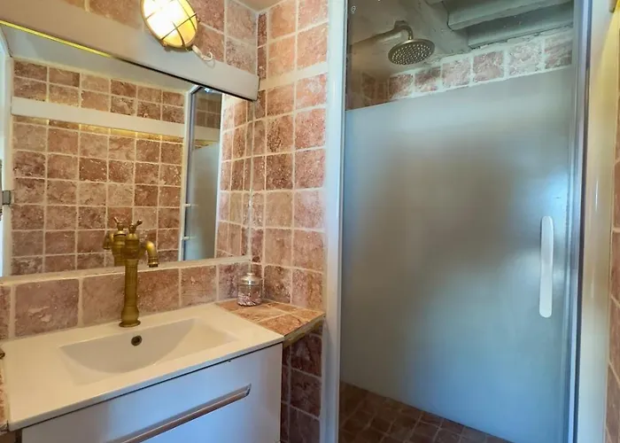 Artist's Loft - View Of Notre Dame *